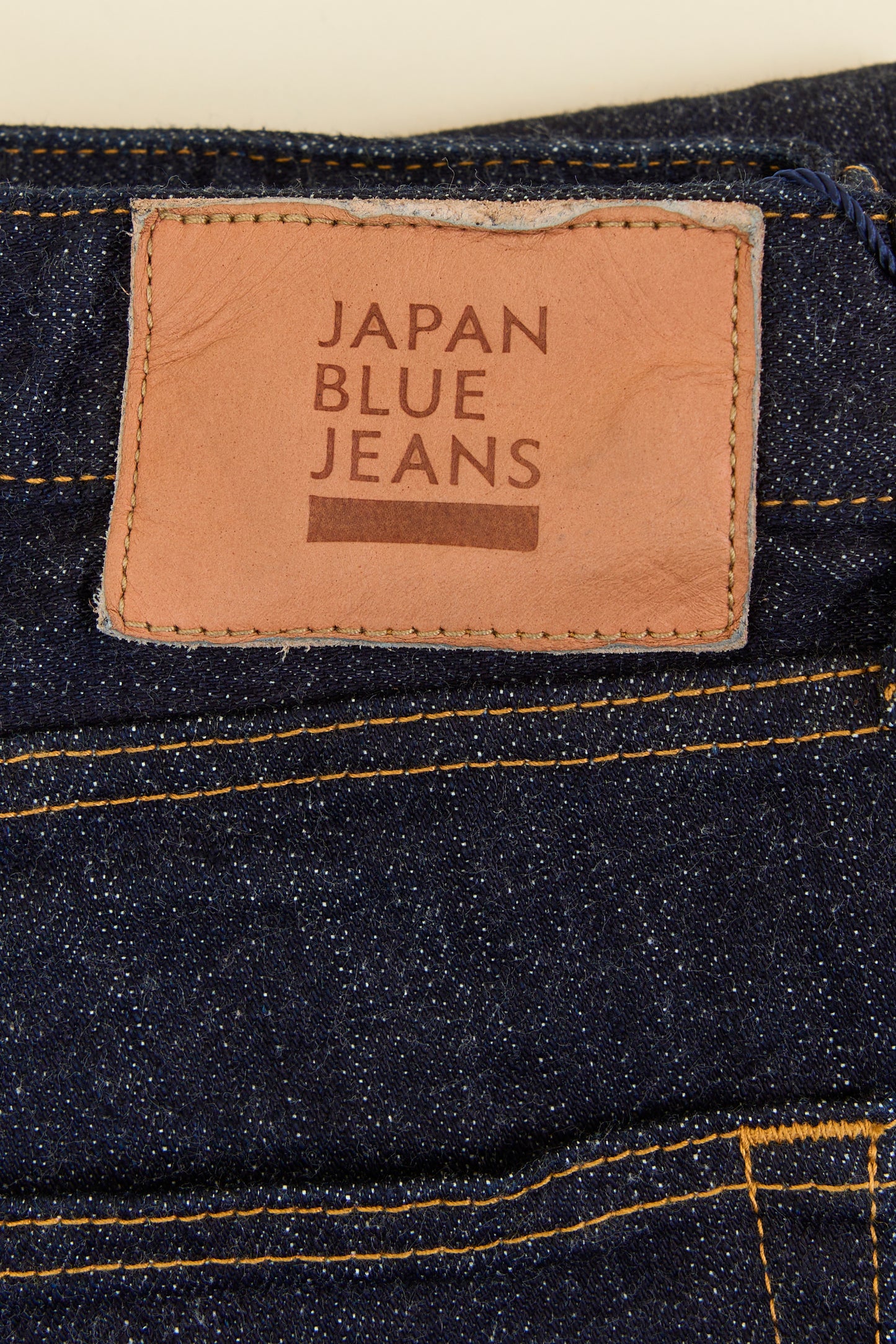 Japan Blue J427 Selvedge Jeans – natural cowhide leather patch with embossed Japan Blue logo.
